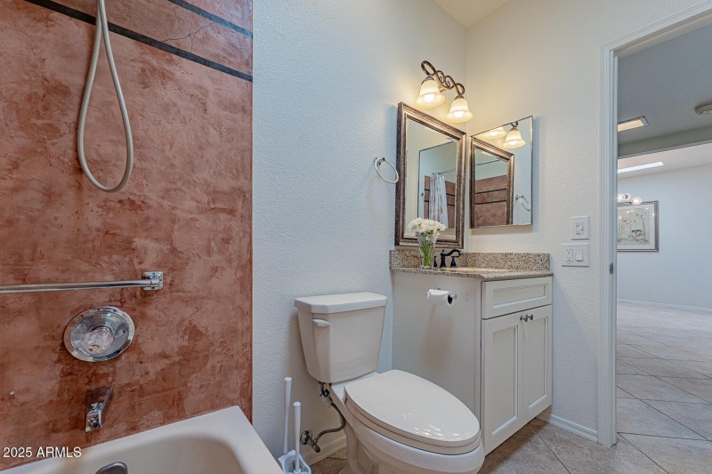 UPGRADED GUEST:HALLWAY BATH