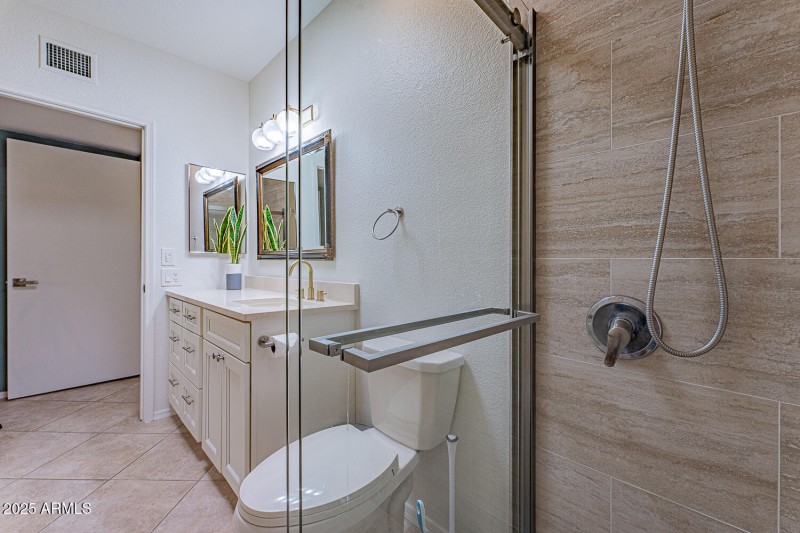 MAIN ENSUTE W:WALK IN SHOWER