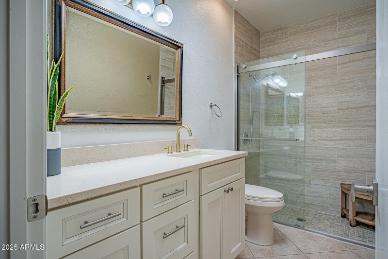 BEAUTIFUL MAIN ENSUITE