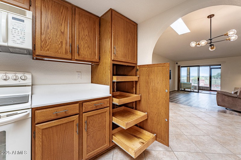 KITCHEN W:BEAUTIFUL PULL OUTS