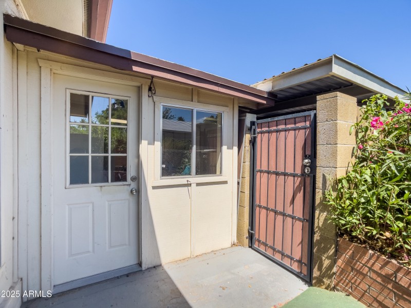 Workshop + Gate to covered parking in Ba