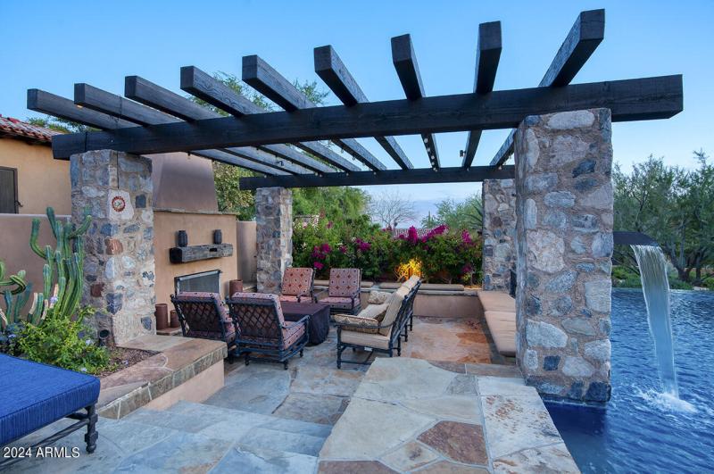 with Fireplace seating area