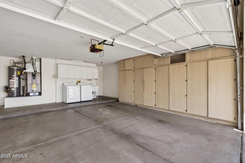 Garage w/cabinets