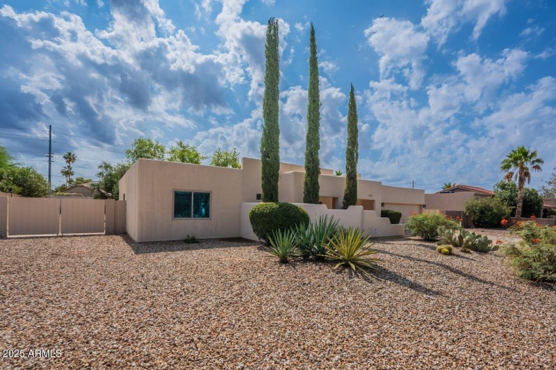 Large side yard w/ RV Gate