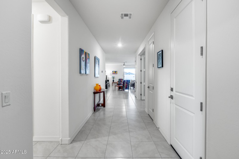 Wide hallway and entry