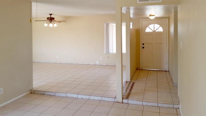 ENTRYWAY FROM FAMILY ROOM