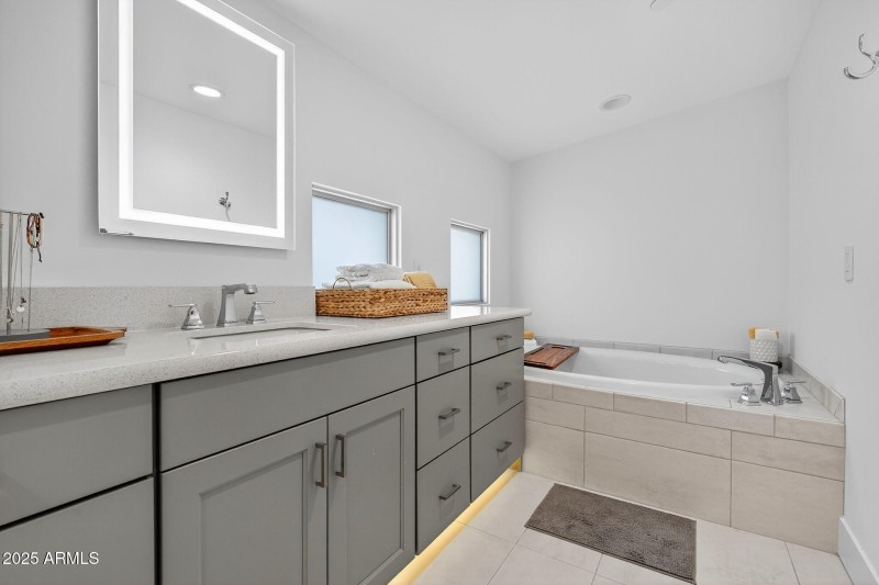 Primary Bath w/Garden Tub