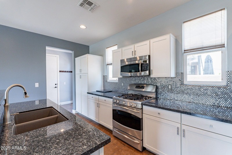 13-web-or-mls-Lakewood-13