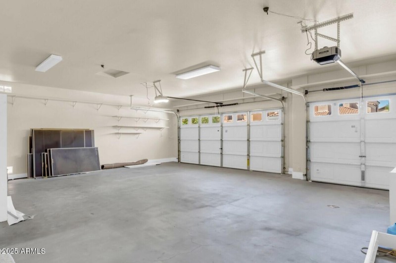 2047 E Carob Dr Full 3 Car Garage