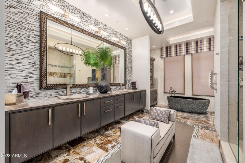 Interior View 15 Bath 1