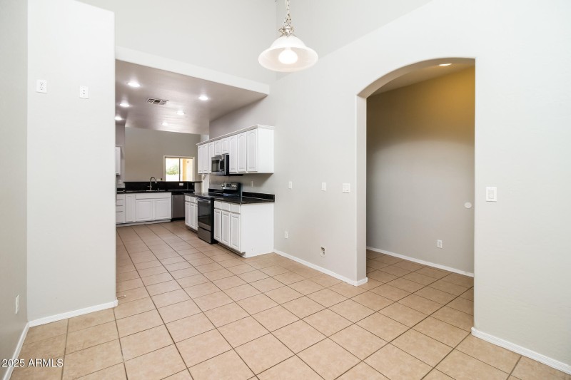 006-photo-dining-room-14731705