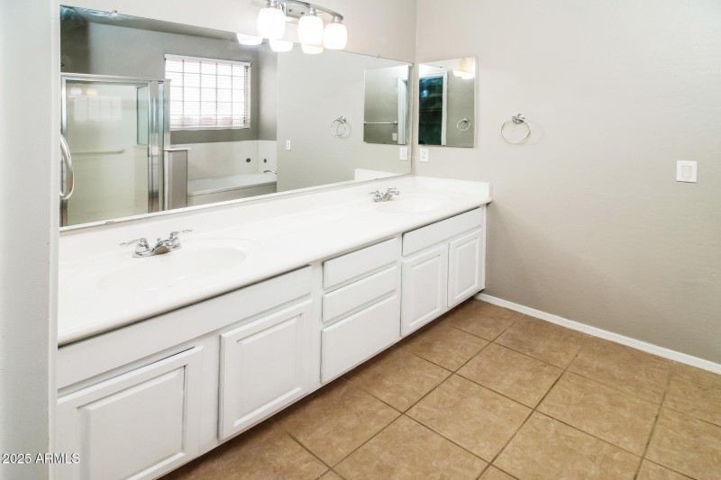 012-photo-main-bathroom-14732655