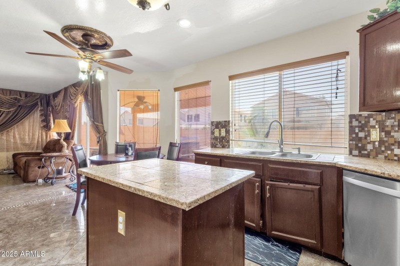 17-web-or-mls-735-e-geronimo-st