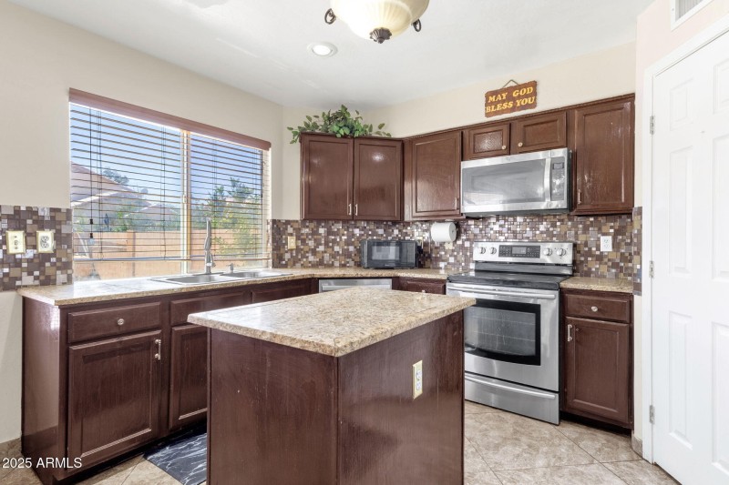 14-web-or-mls-735-e-geronimo-st