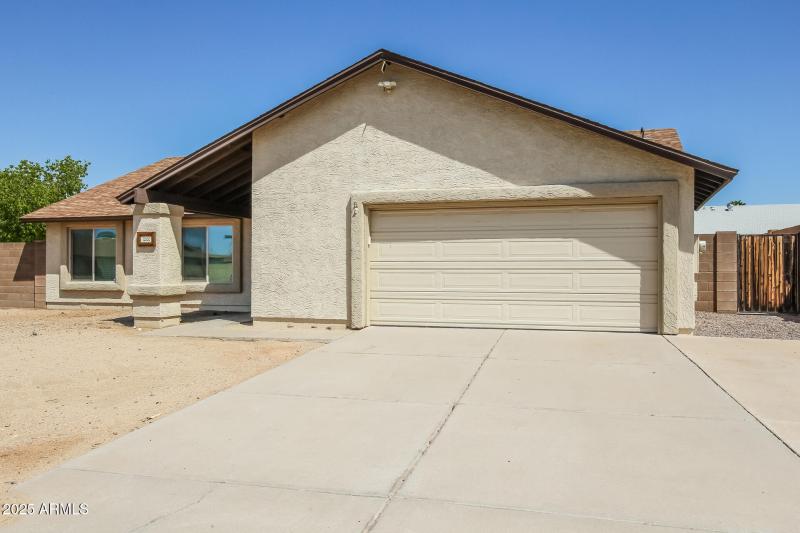 002-photo-front-view-14732344