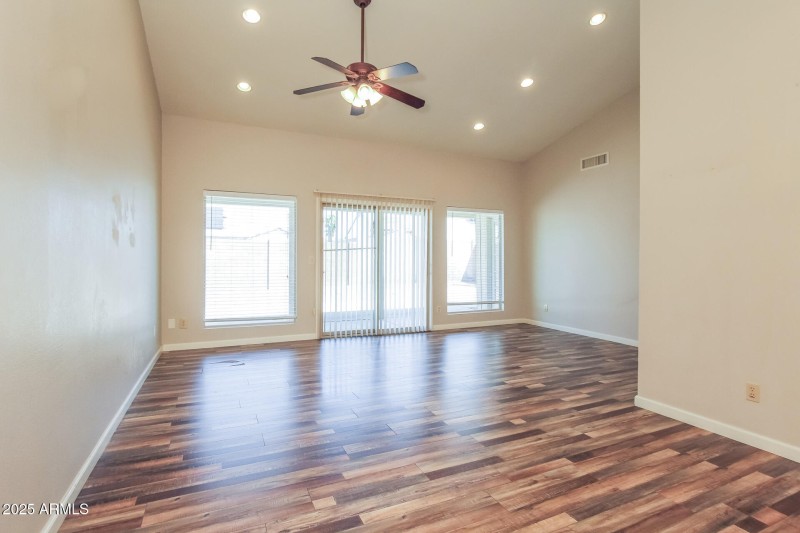 003-photo-living-room-14732357