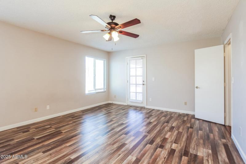 010-photo-main-bedroom-14732347