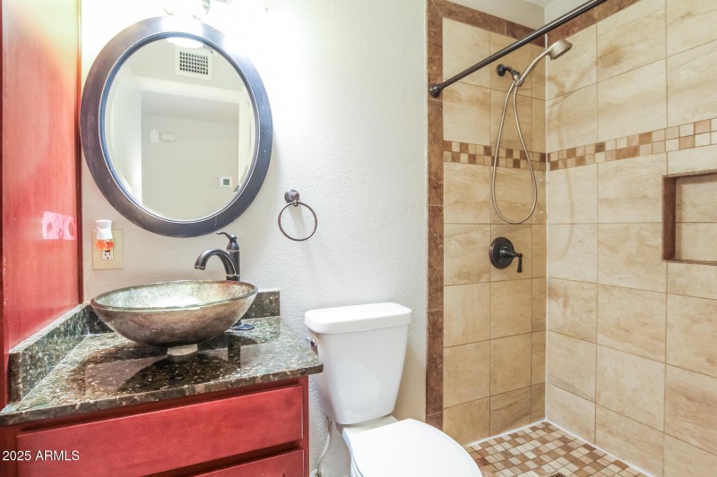 012-photo-main-bathroom-14732345