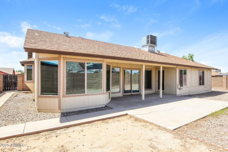 020-photo-rear-view-14732356