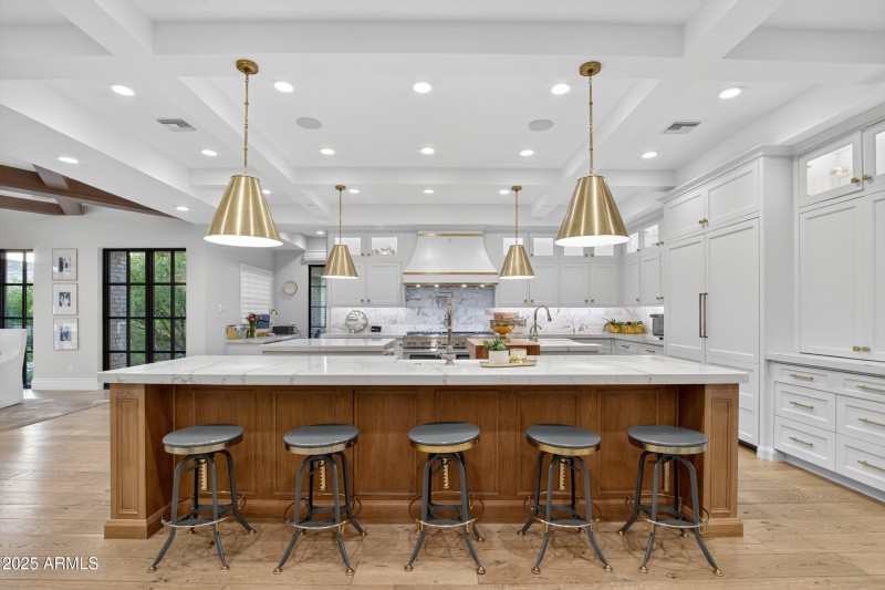 011_261_800_a4m_kitchen_pecan_108