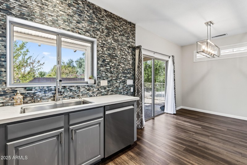 21_15735_W_Arrowhead_Dr20_mls