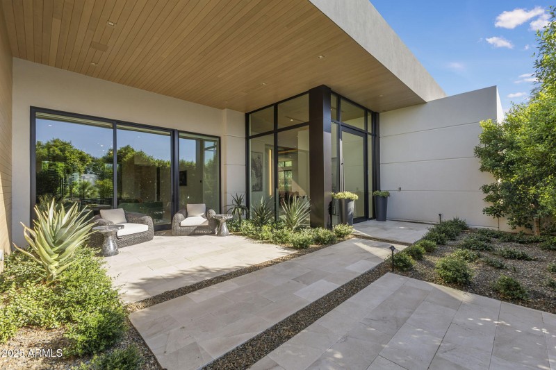 Entrance sitting area