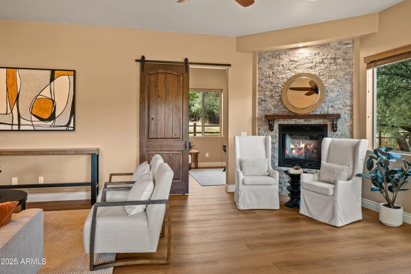 Focus on Living Room - View 4