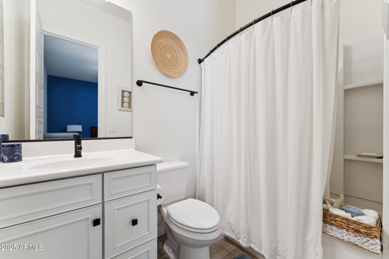 027-en-suite-bathroom