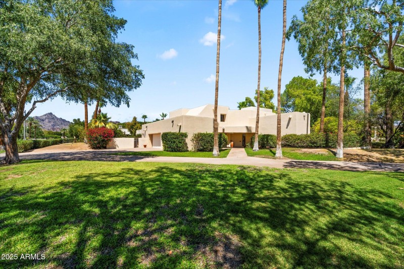 Expansive corner location