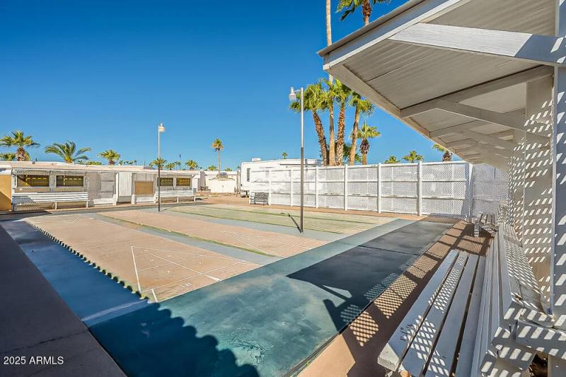 Pacific Manor Community Amenities - Cour