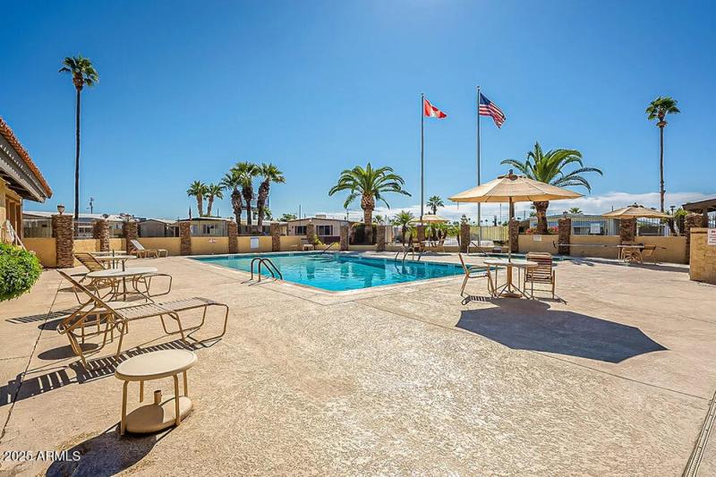 Pacific Manor Community Amenities - Pool