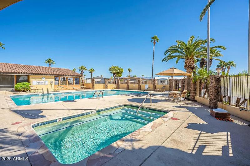 Pacific Manor Community Amenities - Pool