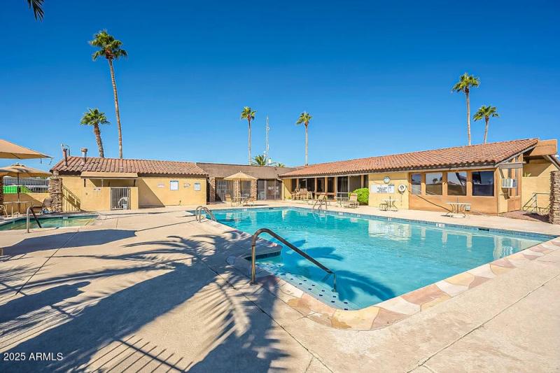 Pacific Manor Community Amenities - Pool