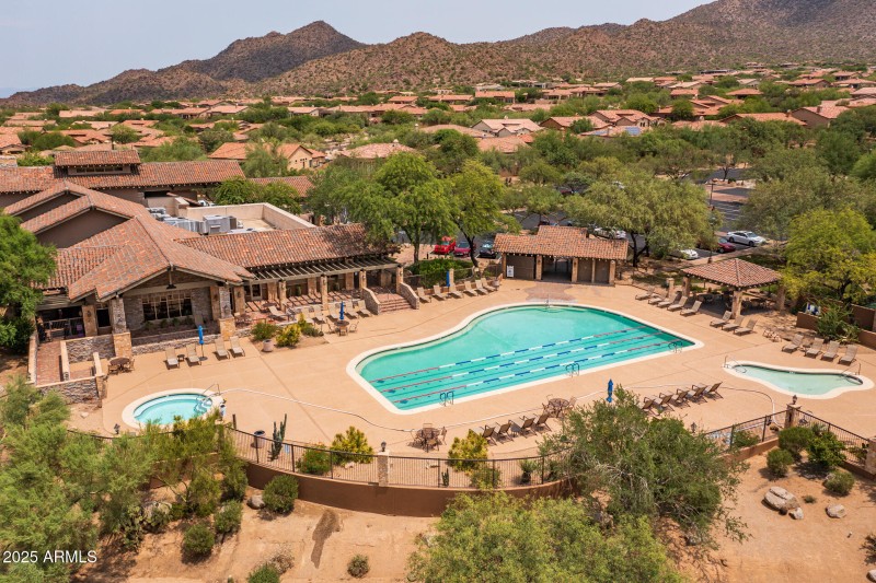 3) Las Sendas Community