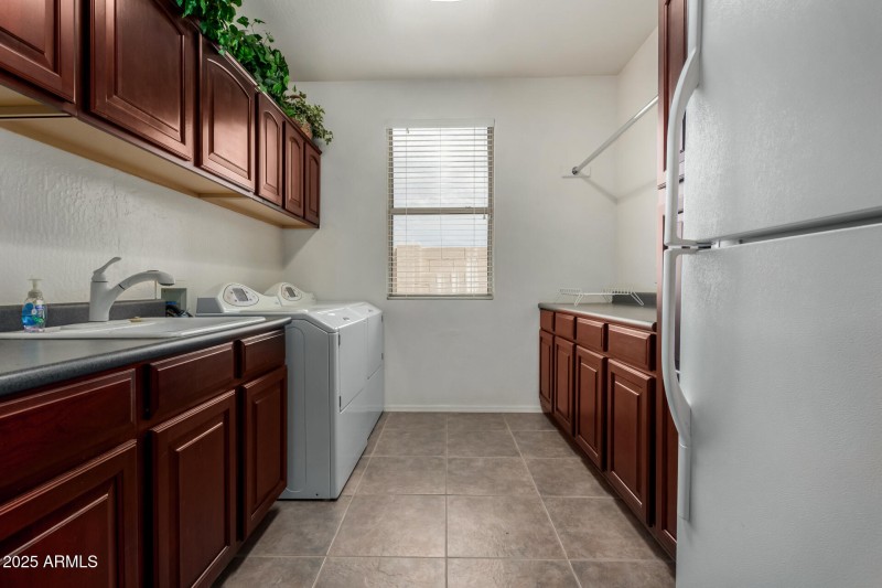 Large Laundry Room w/ Sink and Cabinets