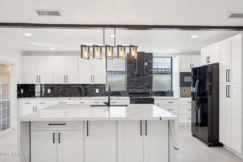 16-web-or-mls-E Estrid Ave-016