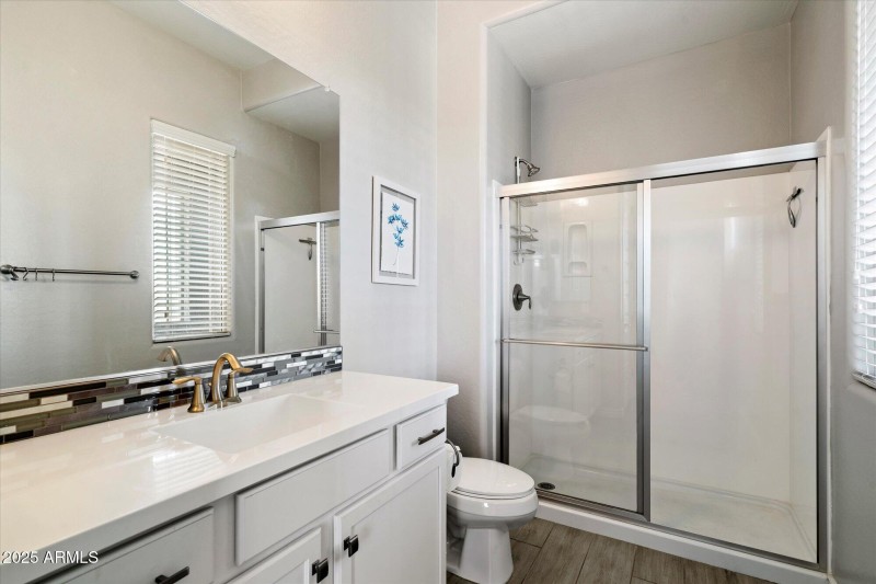 Upstairs ensuite bath