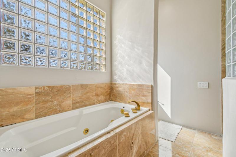 2nd bedroom suite tub