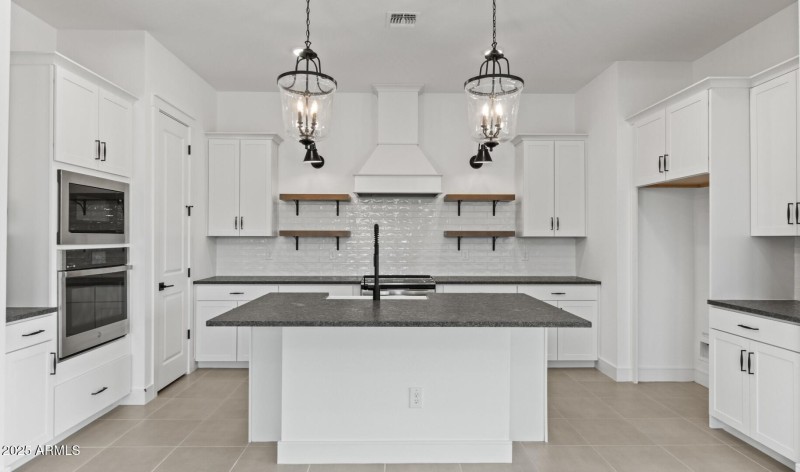 Edgewood Lot #1 Kitchen (Large)