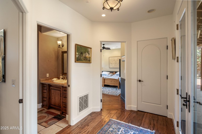 JL_90ViaDelViento-interiors-Bedrooms-01