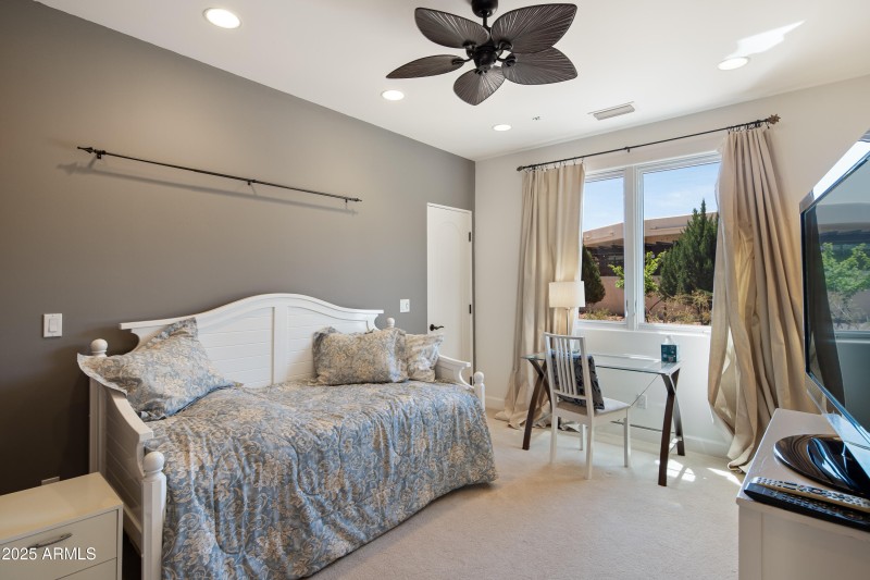 JL_90ViaDelViento-interiors-Bedrooms-02