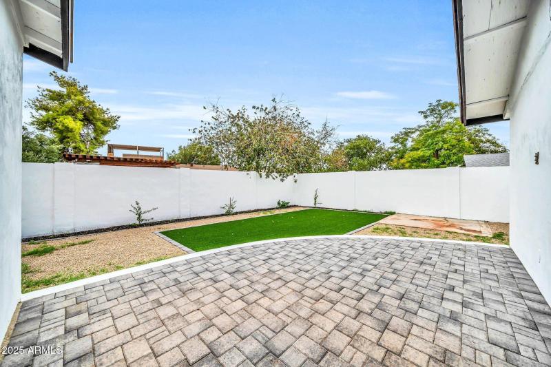 4301 E Bluefield Ave-35