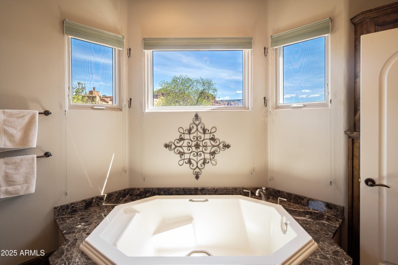 JL_90ViaDelViento-interiors-PrimarySuite