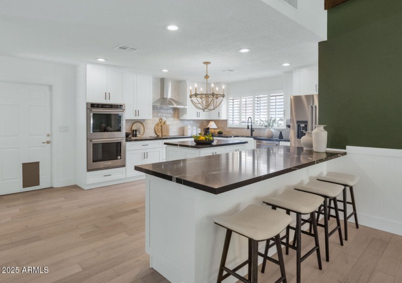 4642 N 31st St-large-014-018-TOD6184-142