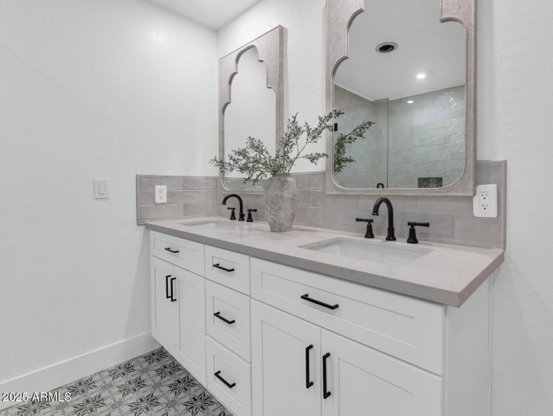 4642 N 31st St-large-023-010-TOD6219-132