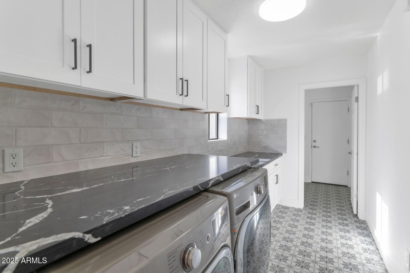 4642 N 31st St-large-030-037-TOD2172-150