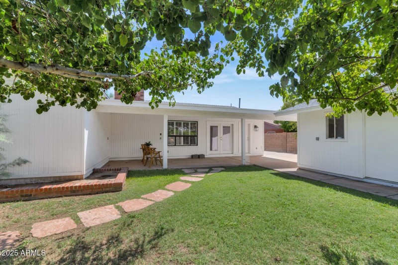 4642 N 31st St-large-033-038-TOD6238-150