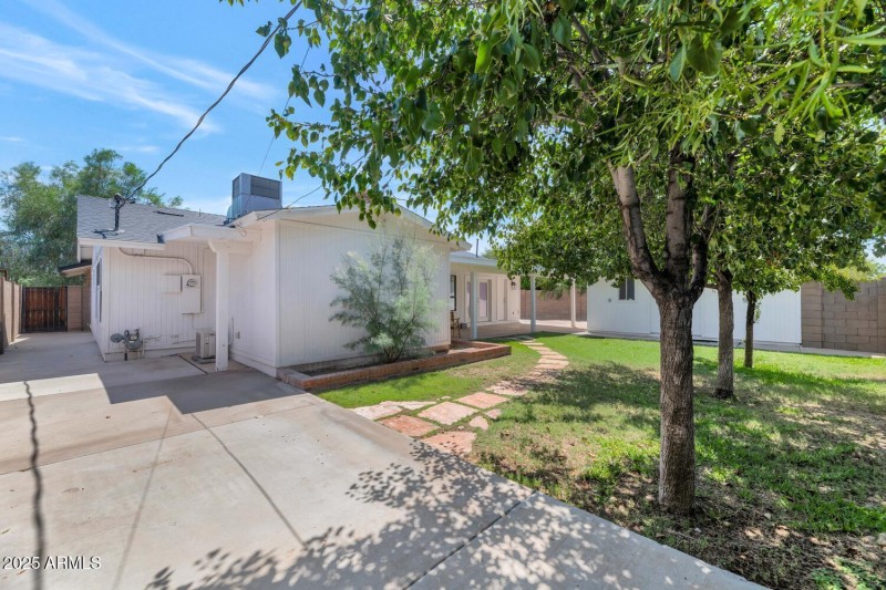 4642 N 31st St-large-035-029-TOD6239-150