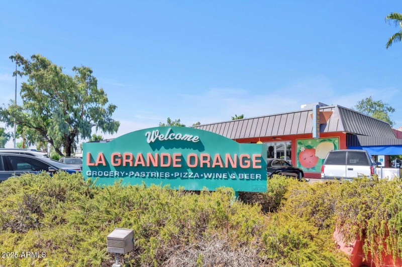 4642 N 31st St-large-042-042-TOD 9379-15