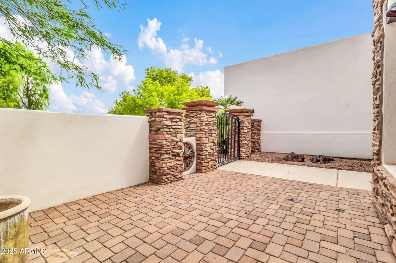 20131 E Calle de Flores-7